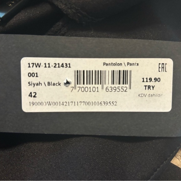 Two’e- 2 pc suit with sequin detailing - Picture 8 of 16